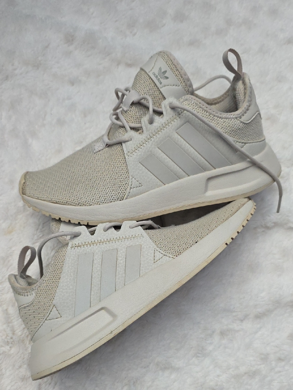 adidas KidsSimple Beige Monochrome Sneaker  Shoe Size 3.5